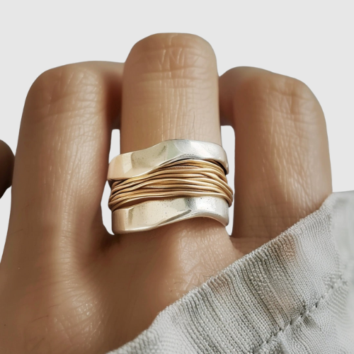 Valérie – Dwutonowy pierścionek z falistym wzorem