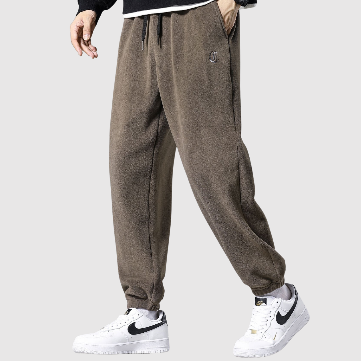 Denis – Minimalistyczne joggery z logo